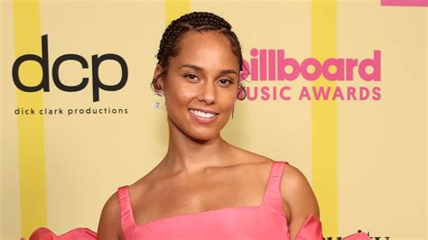 Alicia Keys rocks vibrant bikini in stunning pool photo at $20m。